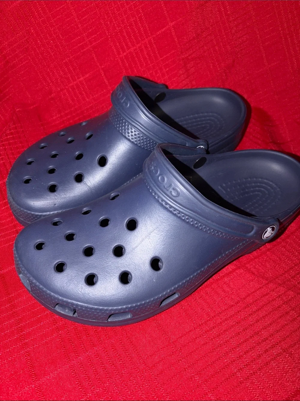 Men’s Size 10 NAVY BLUE CROCS Women’s Size 12